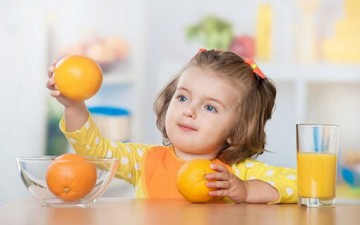 حيل تشجع الطفل على تناول الفاكهة